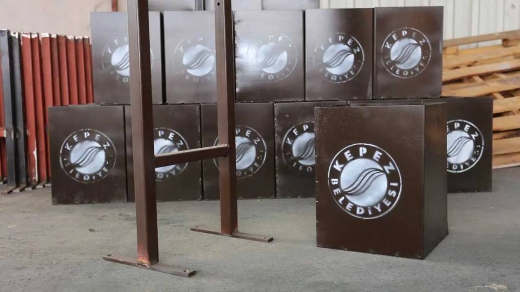 Kepez’de Ahşap Çöp Kovaları Tarih Oluyor! 5